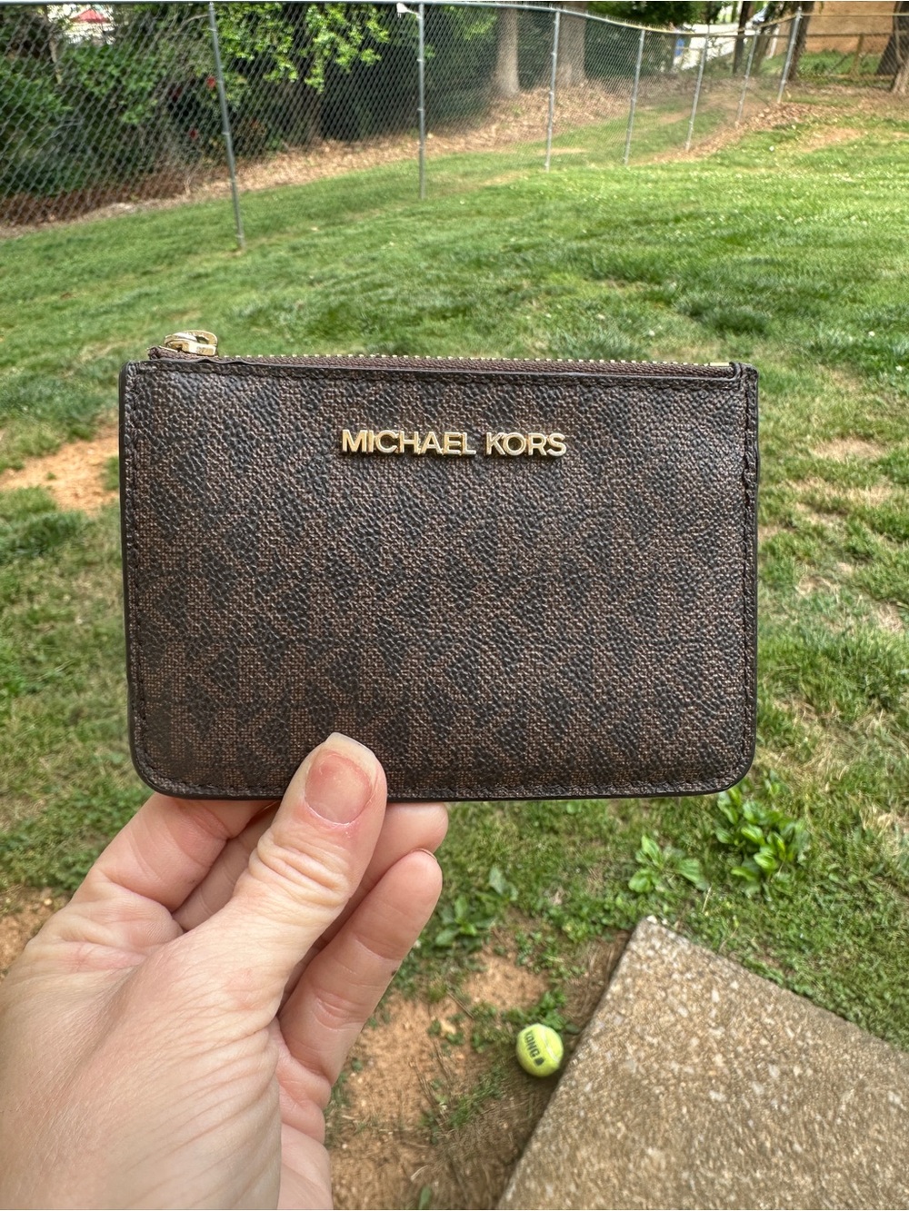 GIVVY Michael Kors Brown Logo Zip Card Case